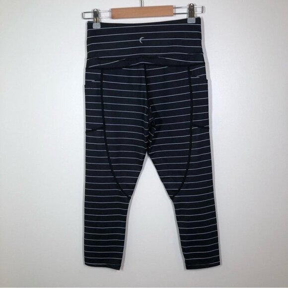 ZYIA Active Black and White Stripe Light n Tight Pocket Capri Size 6-8 - Picture 6 of 6